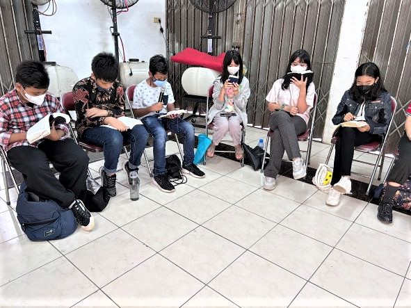 merenungkan firman tuhan-- (2)